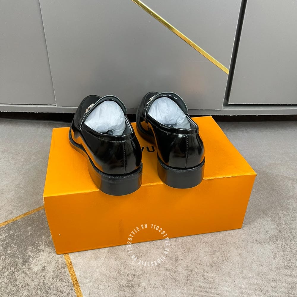 Chất liệu và mức độ hoàn thiện của Giày lười nam siêu cấp Louis Vuitton đen bóng