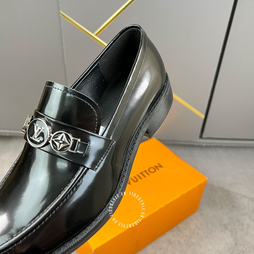 Màu sắc lịch lãm của Giày lười nam siêu cấp Louis Vuitton đen bóng
