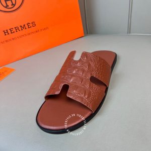 Đặc điểm của mẫu dép nam Hermes da cá sấu