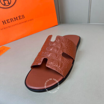 Đặc điểm của mẫu dép nam Hermes da cá sấu