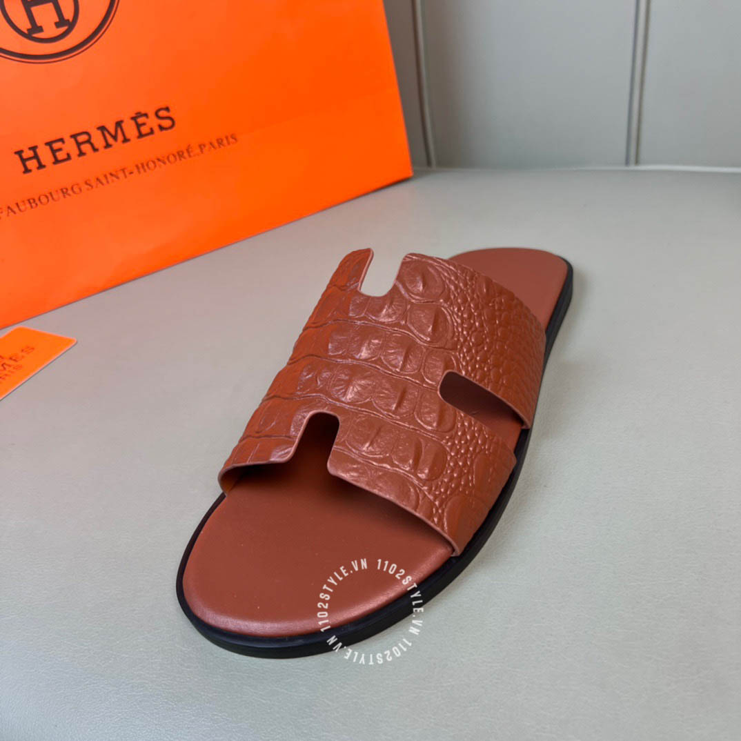 Đặc điểm của mẫu dép nam Hermes da cá sấu