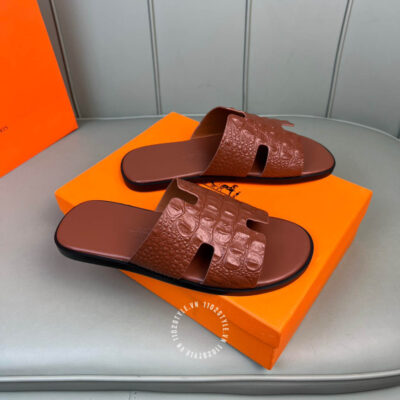 Đặc điểm của mẫu dép Hermes nam da cá sấu