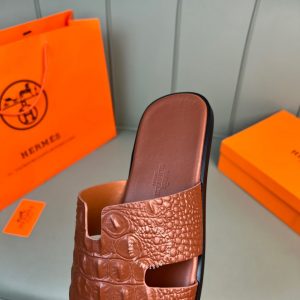 Màu sắc chủ đạo mẫu dép Hermes nam hàng hiệu da cá sấu