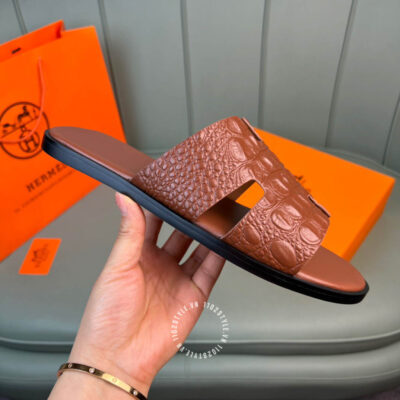Đánh giá về kiểu dáng và thiết kế của mẫu dép nam Hermes da cá sấu 