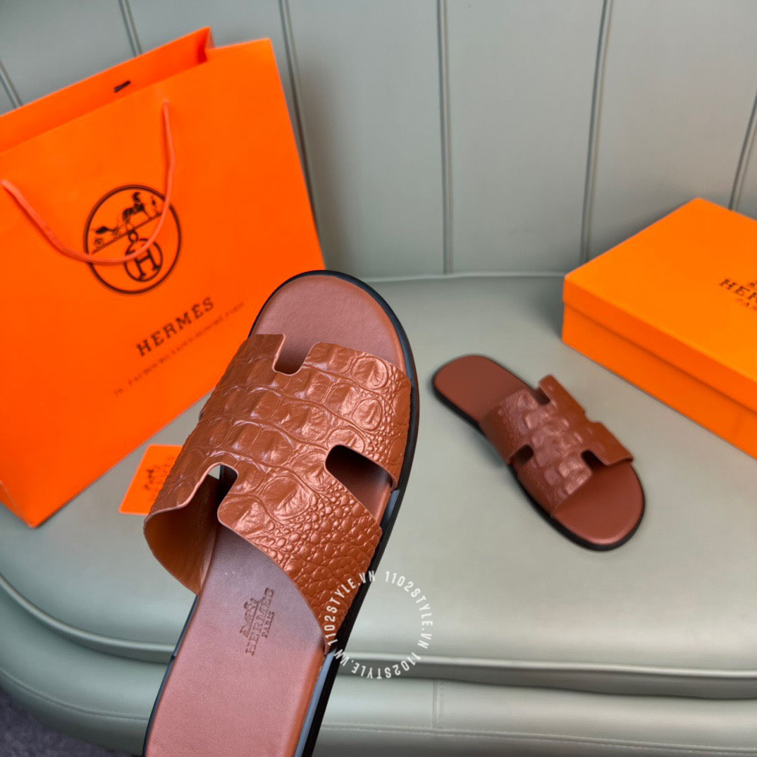 Độ hoàn thiện của mẫu dép Hermes nam da cá sấu