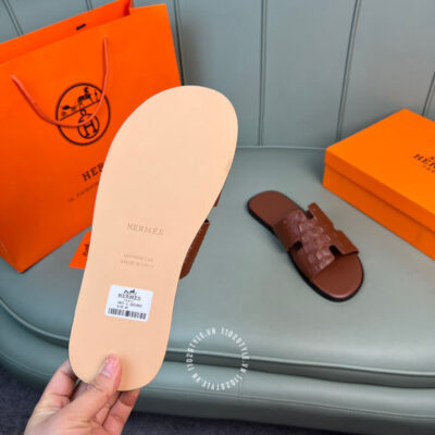 Đặc điểm của mẫu dép Hermes nam da cá sấu