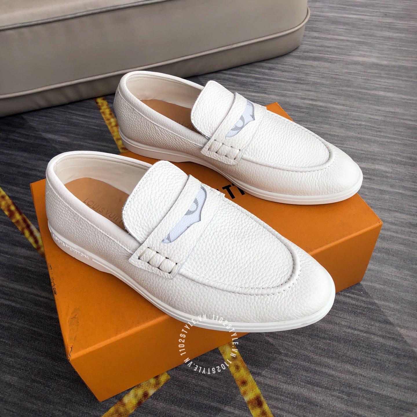 Kiểu dáng và thiết kế của Giày lười Louis Vuitton nam da sần màu trắng siêu cấp