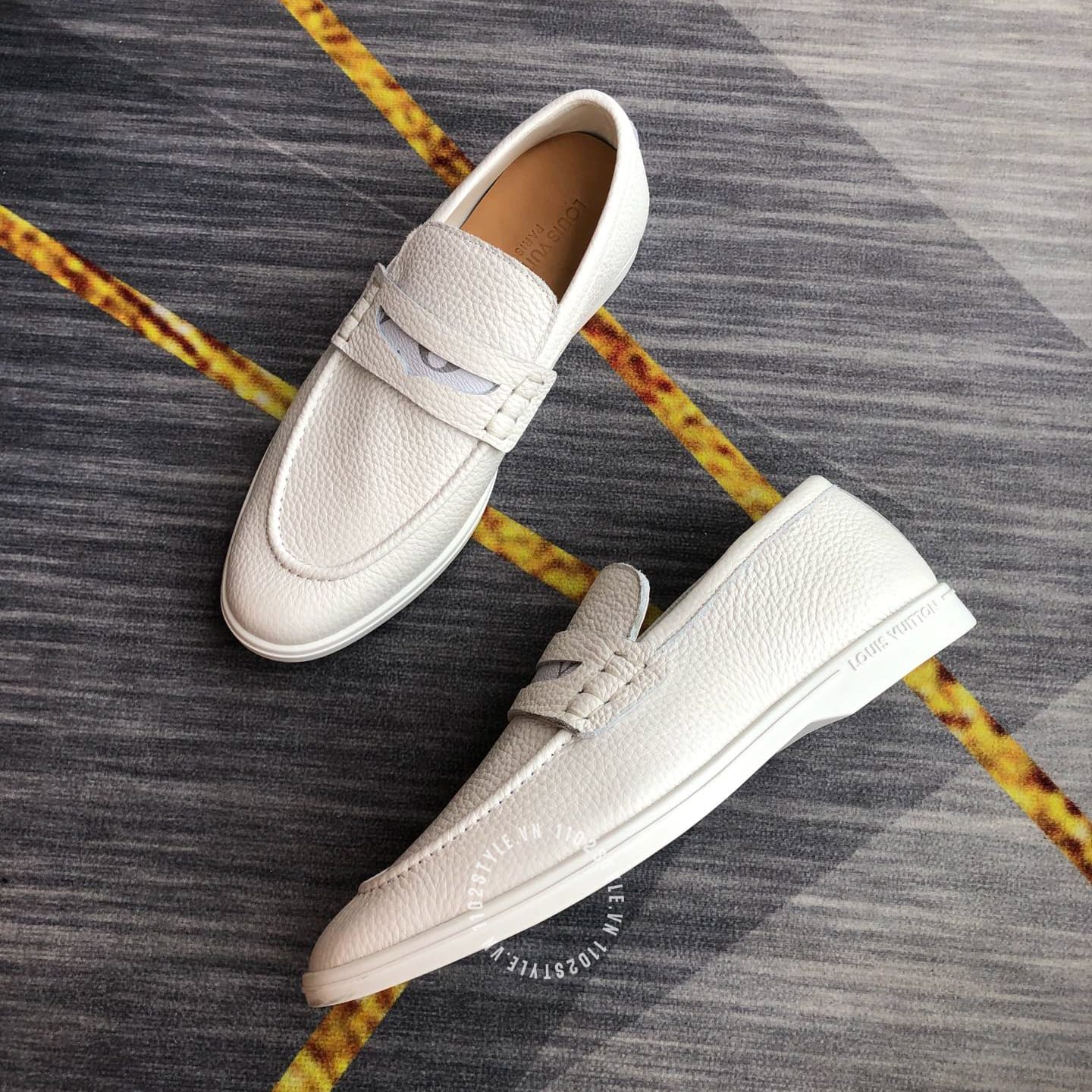 Màu sắc chủ đạo của giày lười Louis Vuitton nam da sần màu trắng siêu cấp