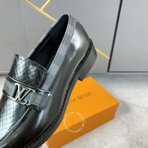 Đôi giày lười LV hiện nay đang trở thành một mặt hàng được nhiều người ưa chuộng