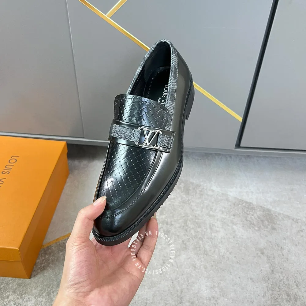 Giày lười hàng hiệu Louis Vuitton màu đen logo kim loại siêu cấp