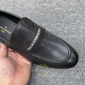 Giày nam cao cấp Louis Vuitton da thật màu đen logo kim loại - Hình ảnh 5