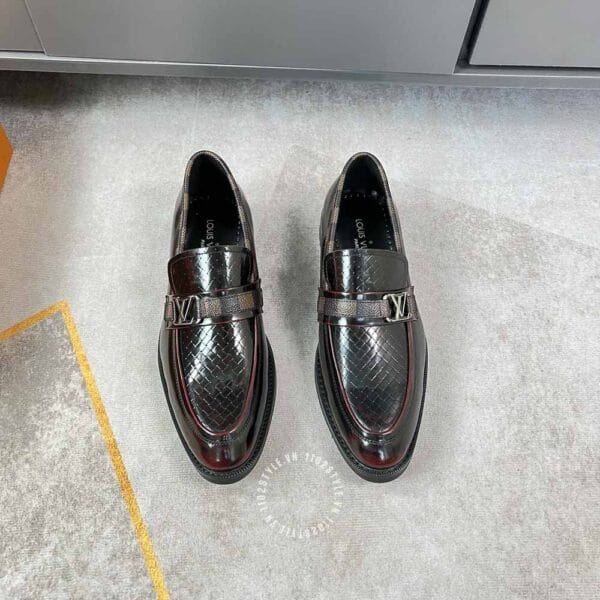 Giày lười nam hàng hiệu Louis Vuitton nâu đỏ logo kim loại