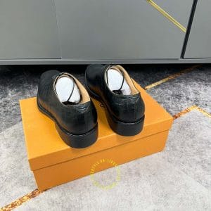 Giày da nam hàng hiệu Louis Vuitton màu đen vân cá sấu - Hình ảnh 3