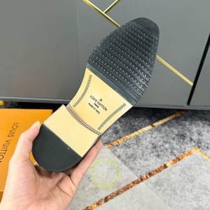 Giày da nam hàng hiệu Louis Vuitton màu đen vân cá sấu - Hình ảnh 8