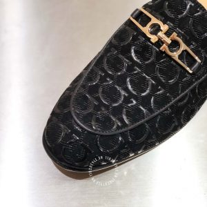 Giày Salvatore Ferragamo đế vuông có logo vàng hàng hiệu - Ảnh 5