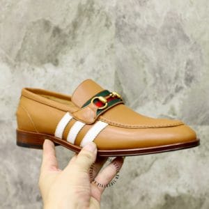 Giày Gucci nam màu vàng da bò họa tiết sọc trắng logo kim loại - Ảnh 5