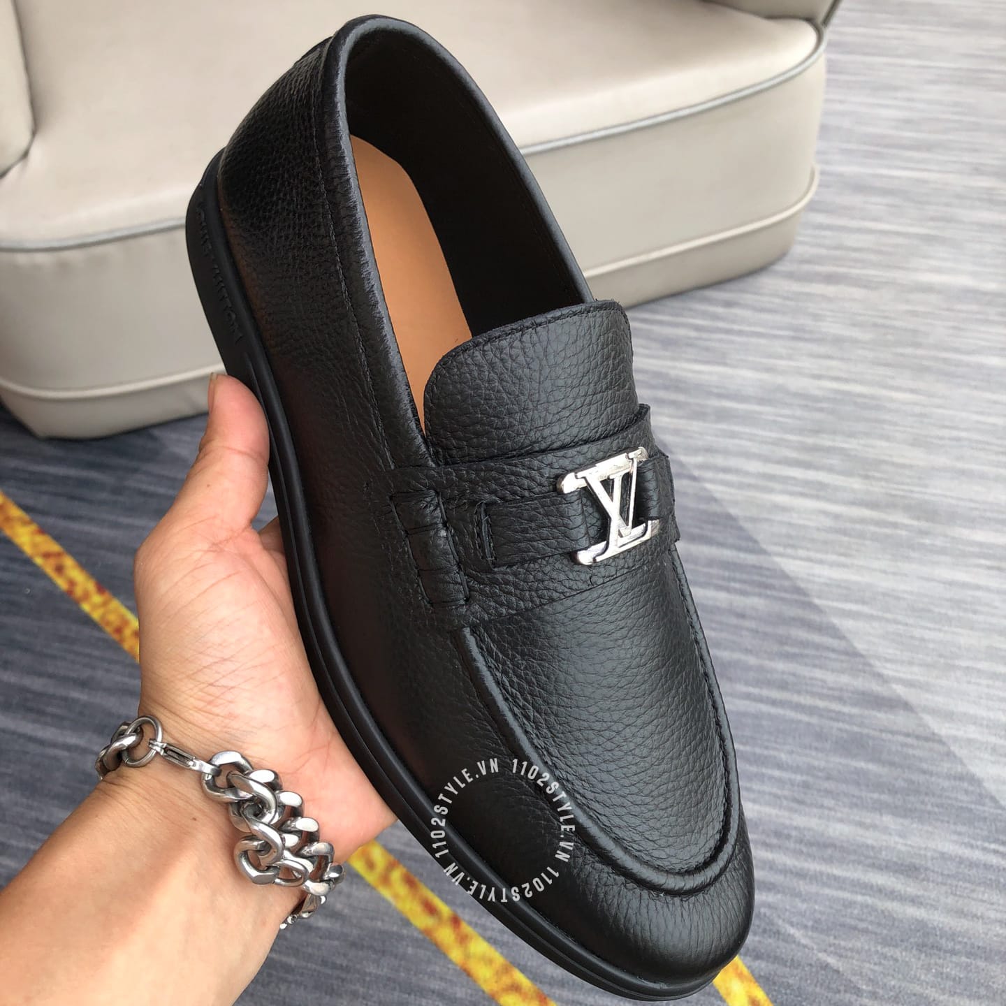 Chất liệu cao cấp của Giày lười Louis Vuitton da sần màu đen siêu cấp