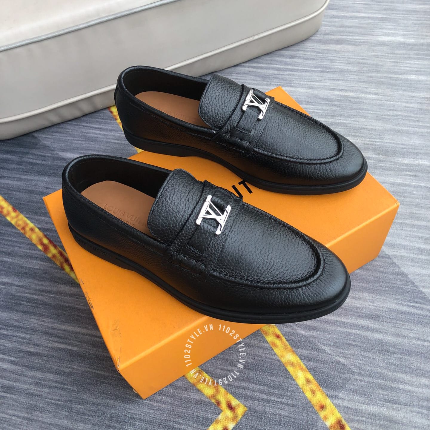 Màu sắc sang trọng của Giày lười Louis Vuitton da sần màu đen siêu cấp
