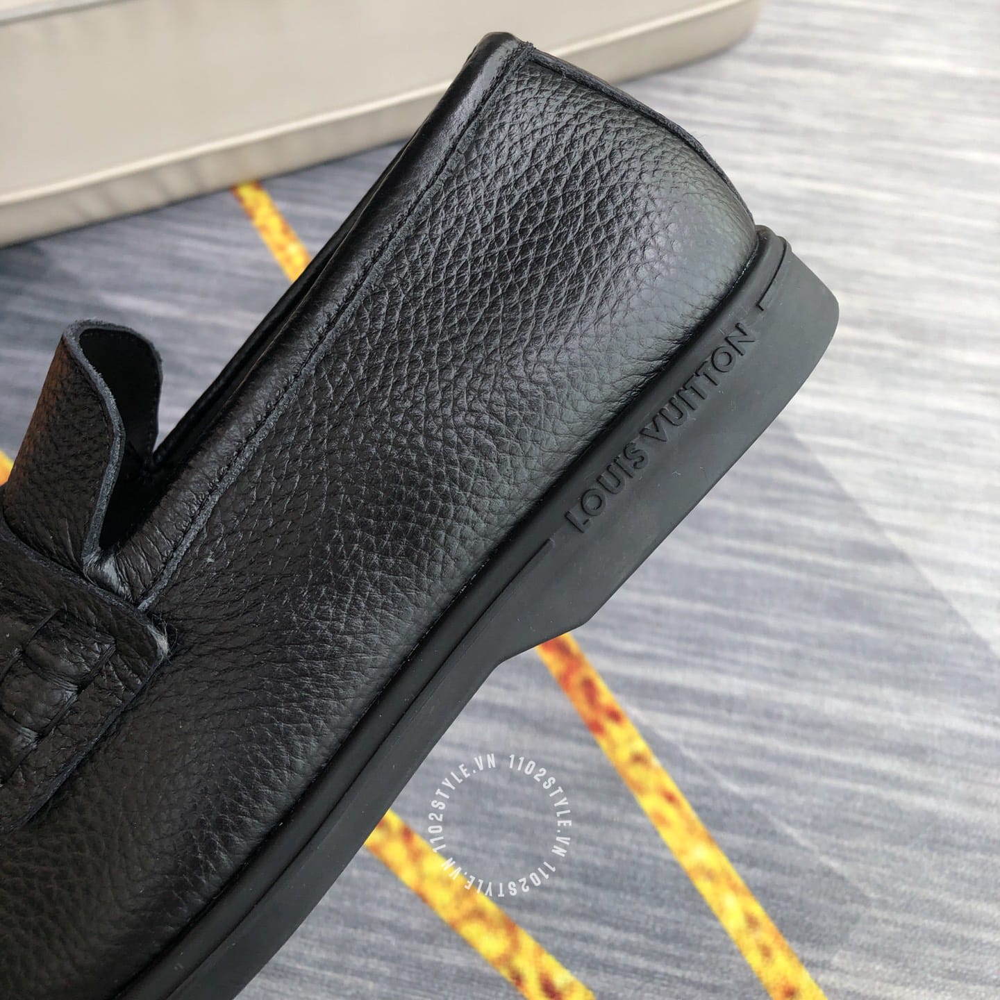 Mức độ hoàn thiện của Giày lười Louis Vuitton da sần màu đen siêu cấp
