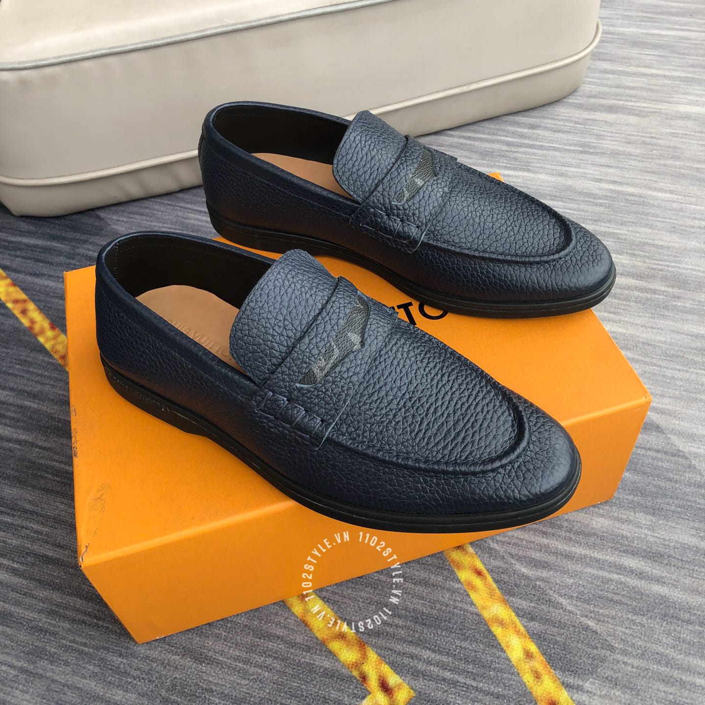 Thiết kế thanh lịch của Giày lười Louis Vuitton da sần màu xanh than siêu cấp
