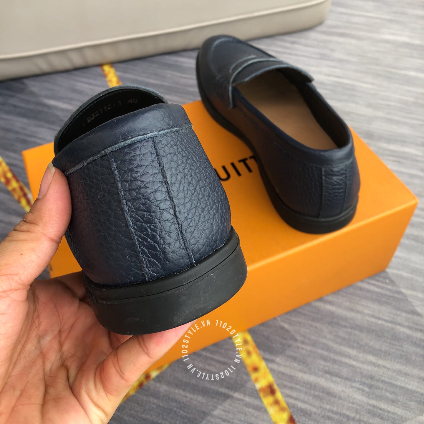 Chất liệu và mức độ hoàn thiện của Giày lười Louis Vuitton da sần màu xanh than siêu cấp