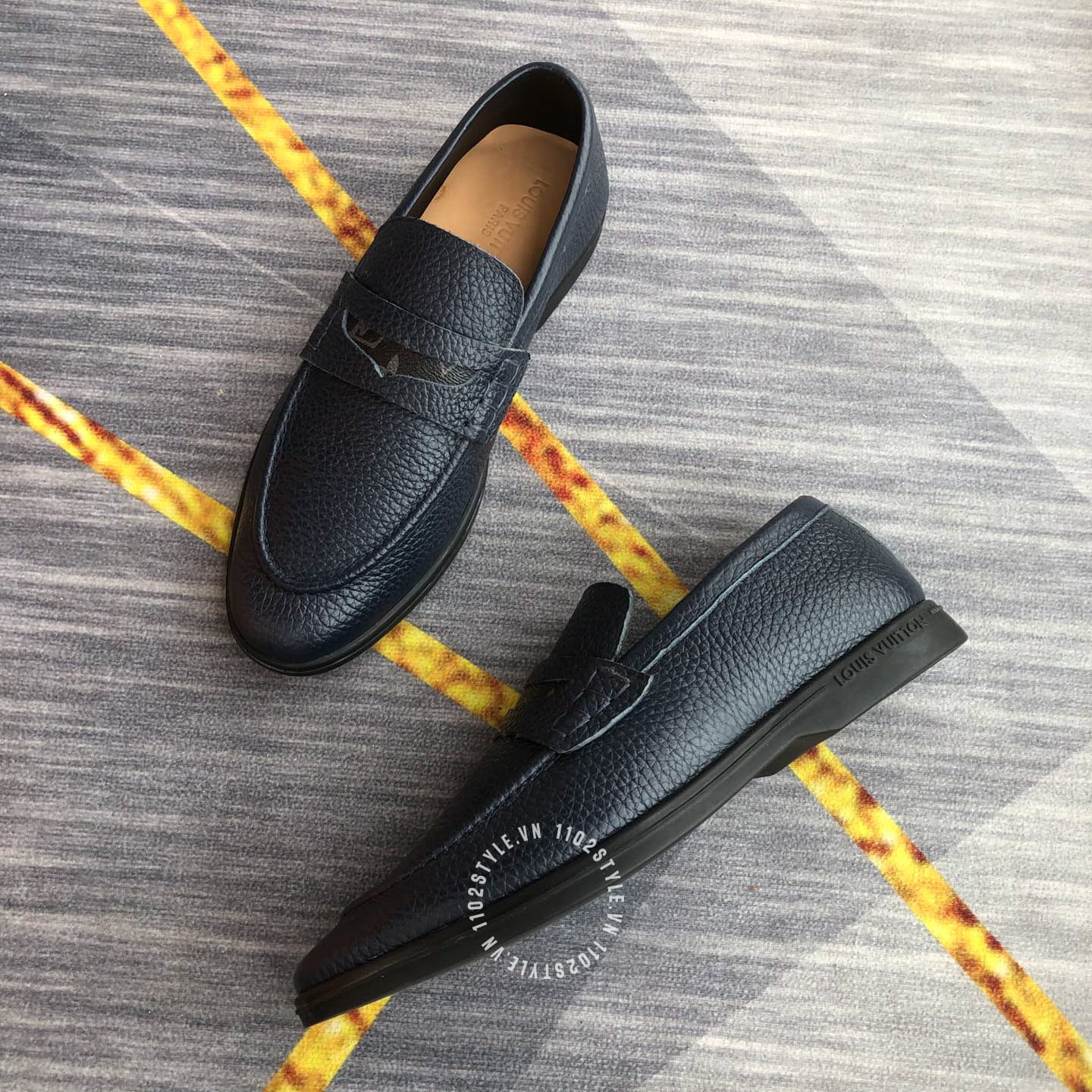 Màu sắc chủ đạo của Giày lười Louis Vuitton da sần màu xanh than siêu cấp