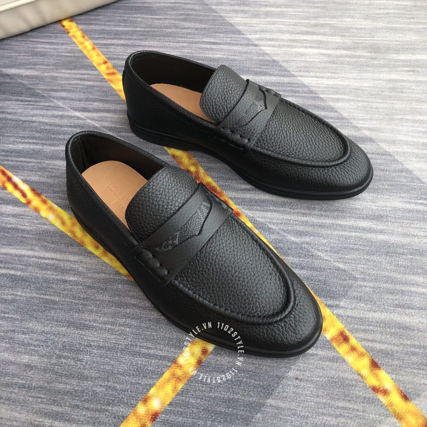 Tổng quan thiết kế của Giày lười Louis Vuitton da sần màu đen siêu cấp