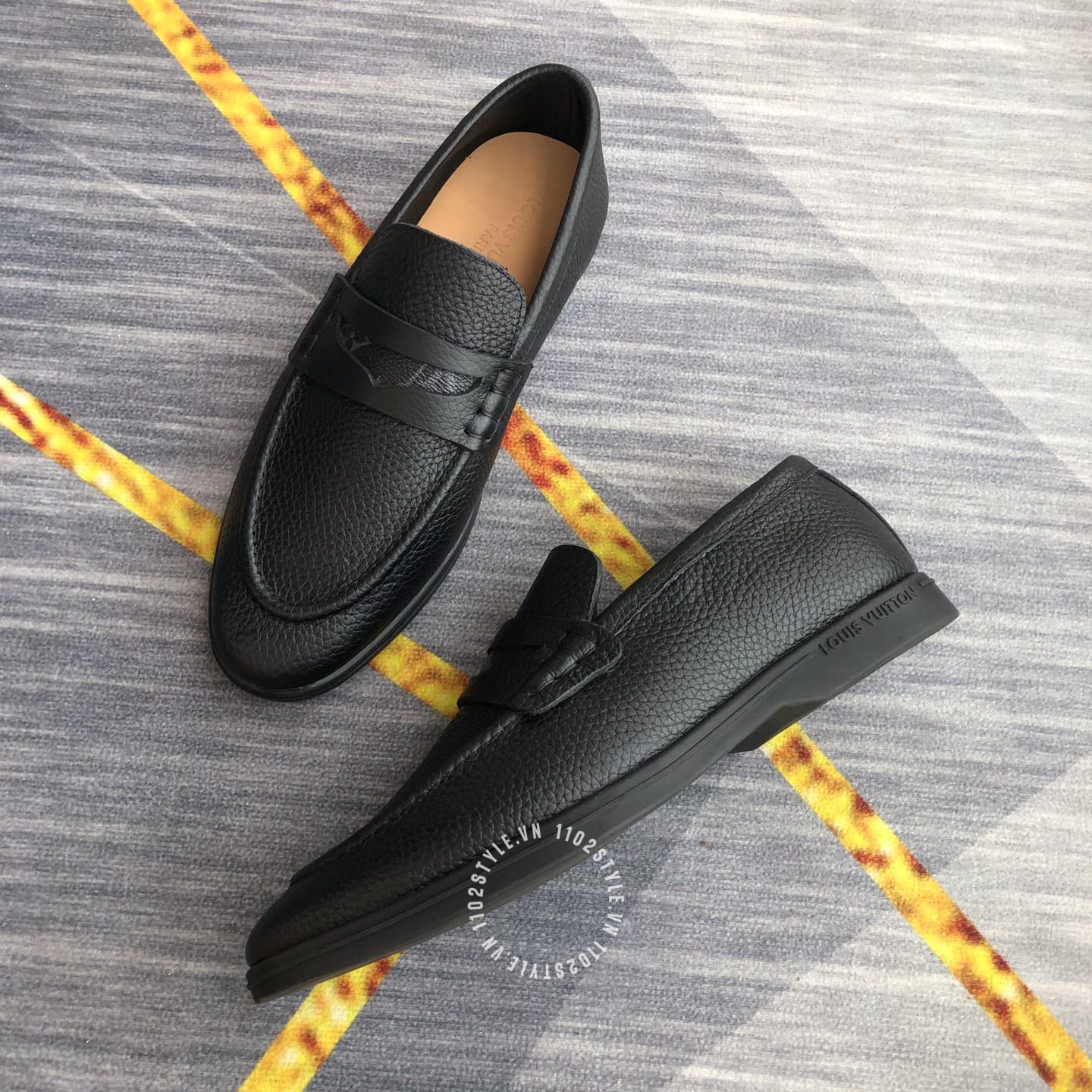 Màu sắc của Giày lười Louis Vuitton da sần màu đen siêu cấp