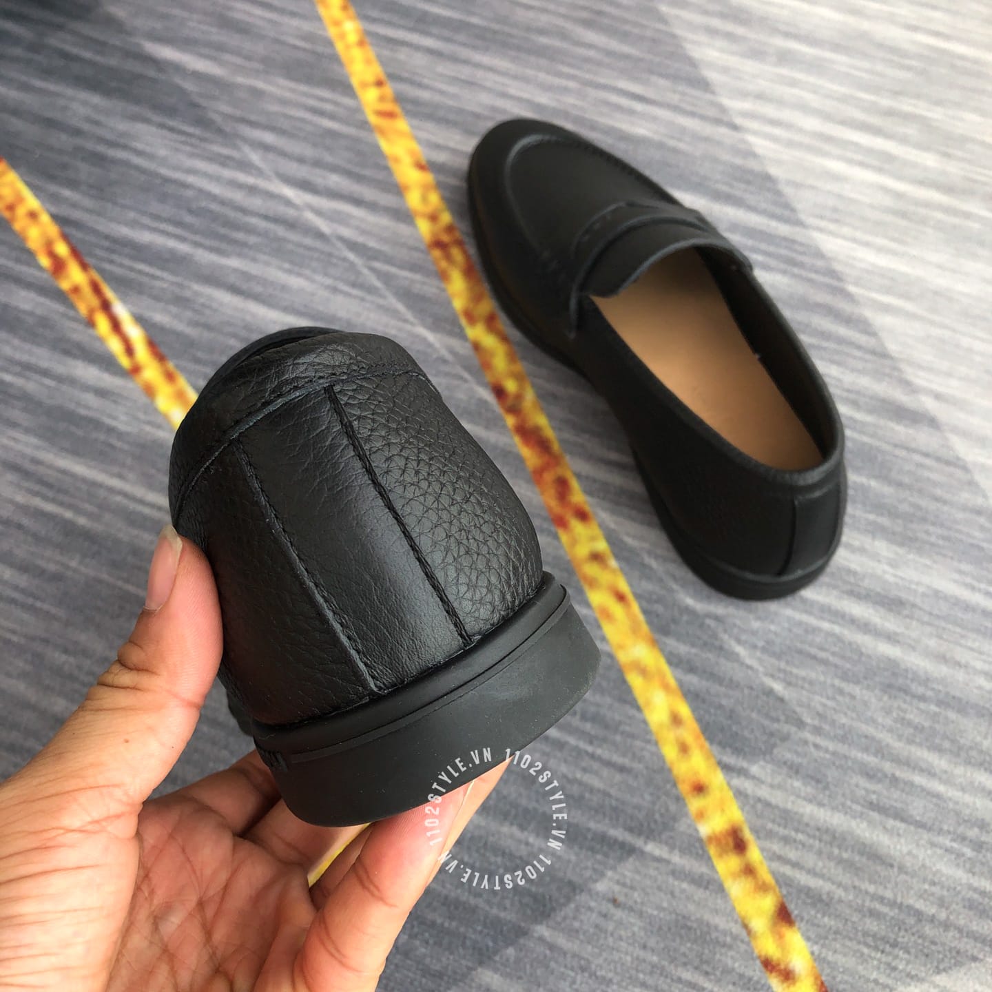 Chất liệu và độ hoàn thiện của Giày lười Louis Vuitton da sần màu đen siêu cấp
