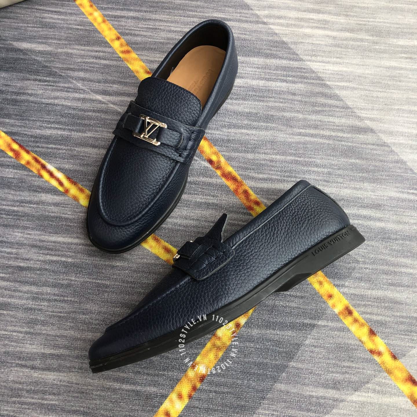 Chất liệu da cao cấp của Giày lười Louis Vuitton nam siêu cấp màu xanh than