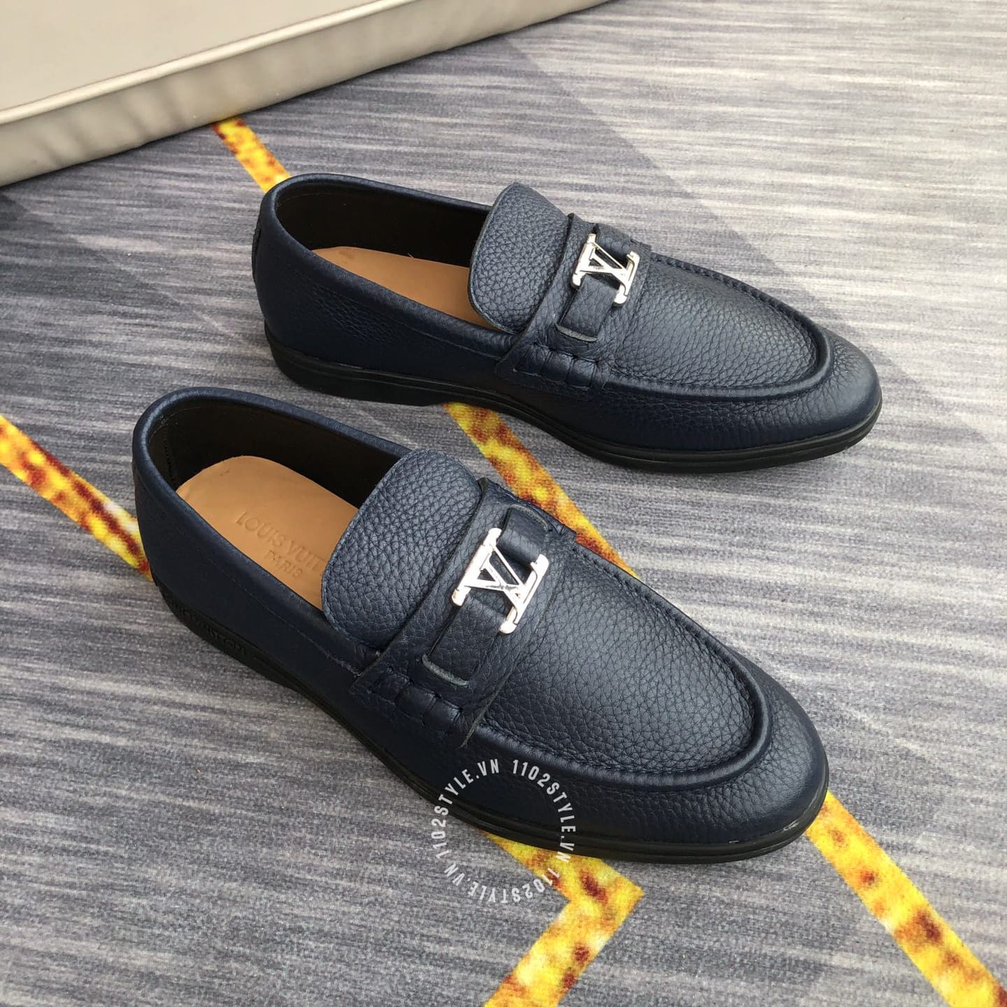 Đôi nét về thiết kế của Giày lười Louis Vuitton nam siêu cấp màu xanh than