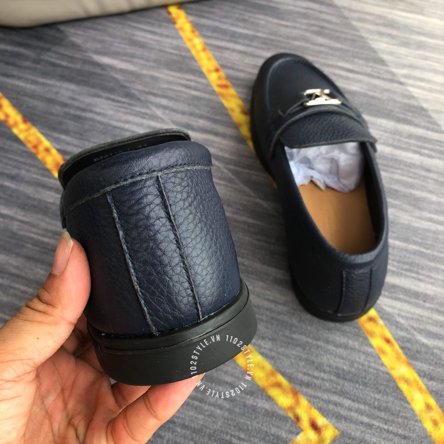 Độ hoàn thiện tốt và đảm bảo của Giày lười Louis Vuitton nam siêu cấp màu xanh than