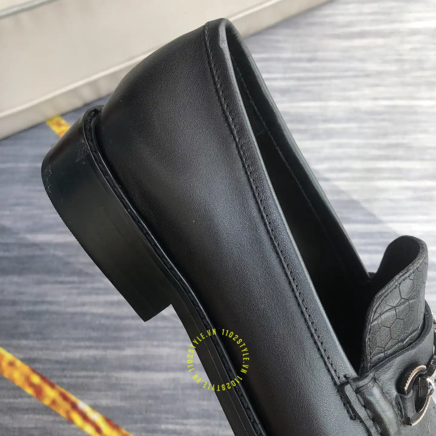 Chất liệu và độ hoàn thiện của Giày lười Louis Vuitton màu đen vân cá sấu siêu cấp