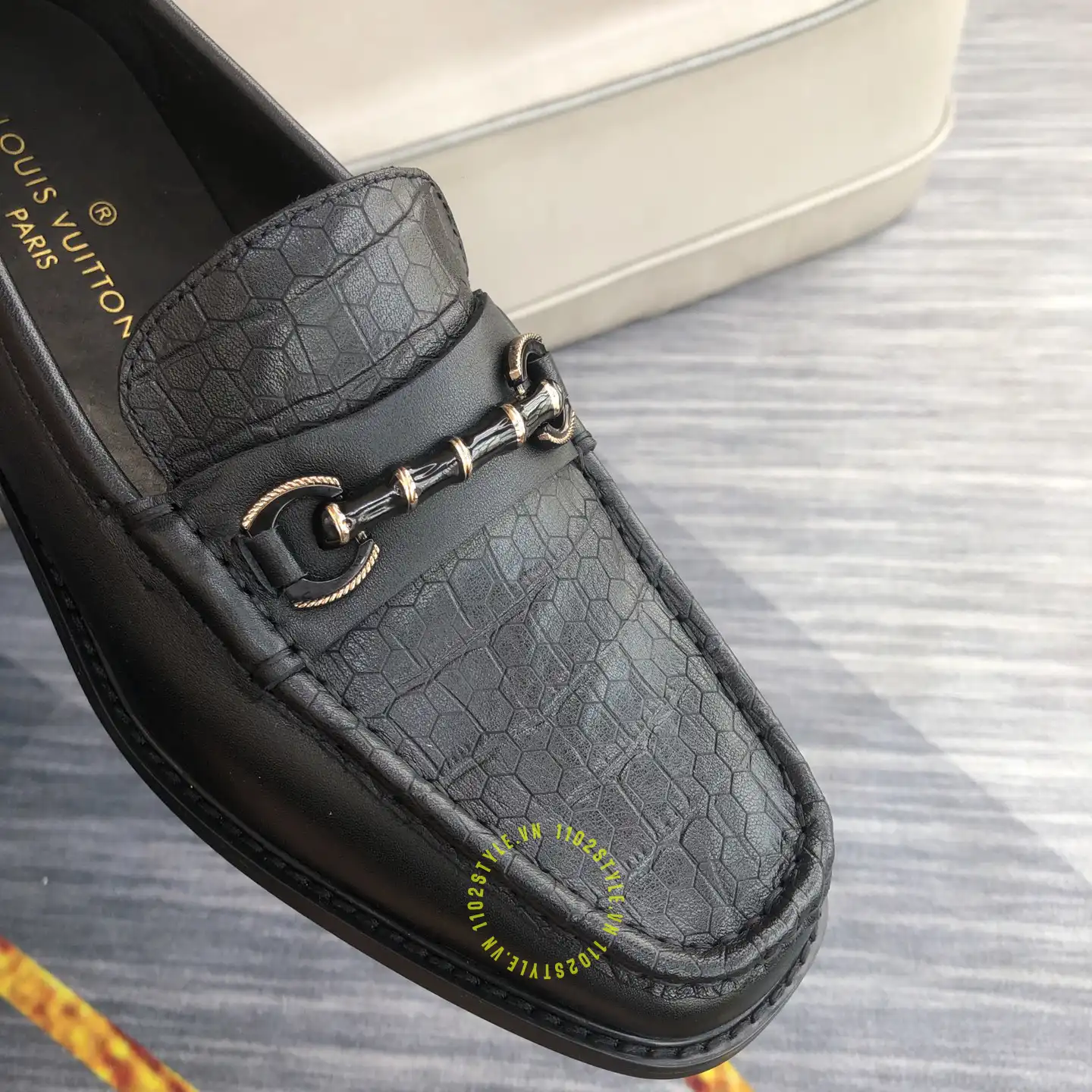 Màu sắc sang trọng của Giày lười Louis Vuitton màu đen vân cá sấu siêu cấp