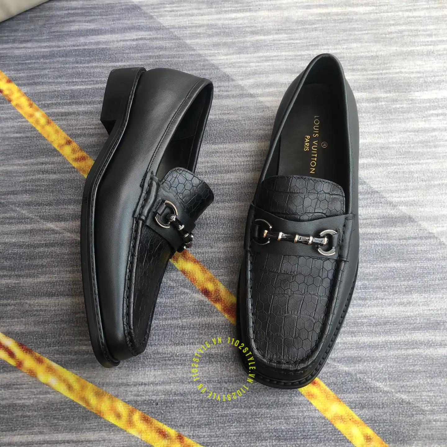 Giày lười Louis Vuitton màu đen vân cá sấu siêu cấp có thiết kế độc đáo