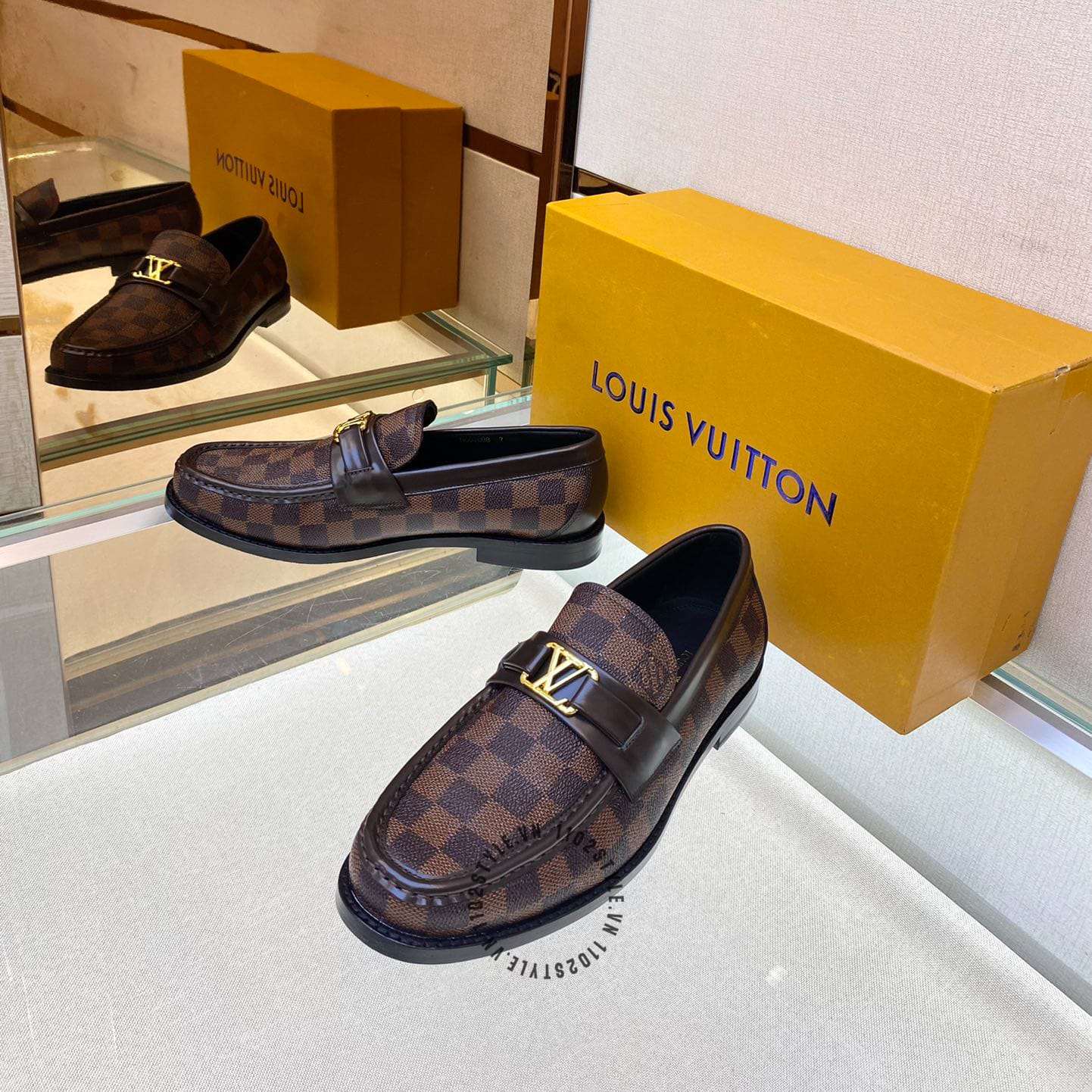 Đánh giá về chất liệu của mẫu giày lười nam Louis Vuitton caro nâu