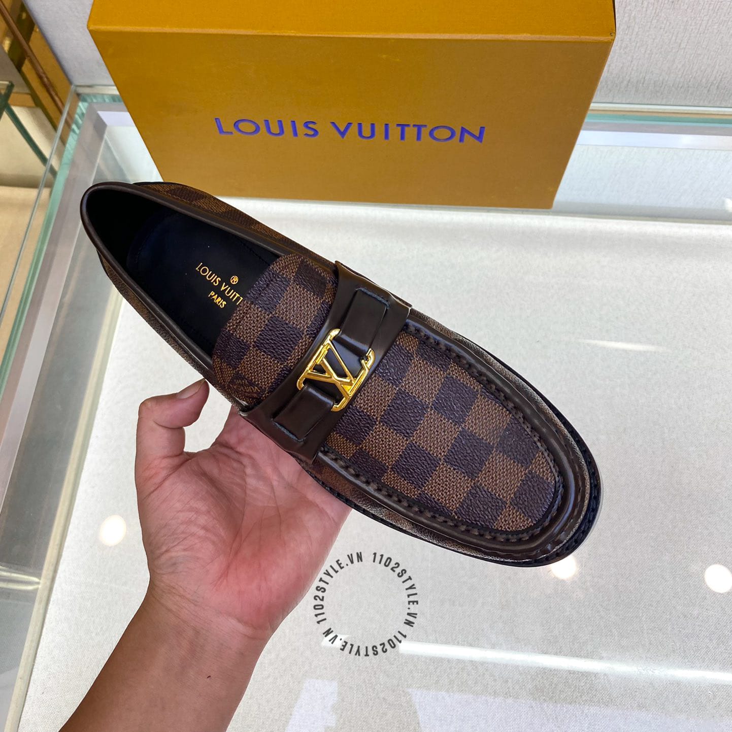 Độ hoàn thiện của mẫu giày lười nam Louis Vuitton caro nâu
