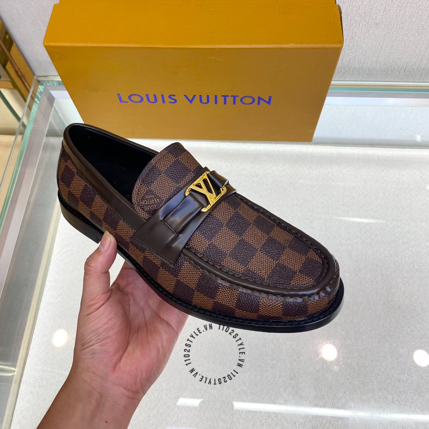 Màu sắc chủ đạo mẫu giày lười nam Louis Vuitton caro nâu