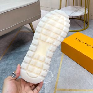 Giày LV sneaker màu trắng ánh xanh họa tiết Monogram - Ảnh 9