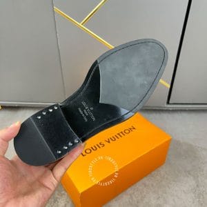Giày lười nam Louis Vuitton da đen bóng đai kim loại bản siêu cấp - Hình ảnh 8