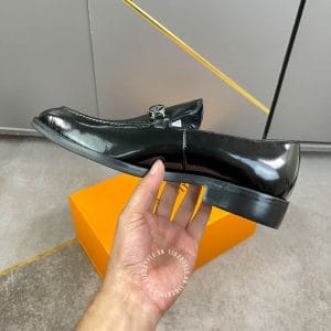 Giày lười nam Louis Vuitton da đen bóng đai kim loại bản siêu cấp - Hình ảnh 7