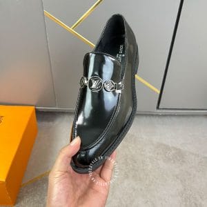 Giày lười nam Louis Vuitton da đen bóng đai kim loại bản siêu cấp - Hình ảnh 5