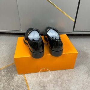 Giày lười nam Louis Vuitton da đen bóng đai kim loại bản siêu cấp - Hình ảnh 3