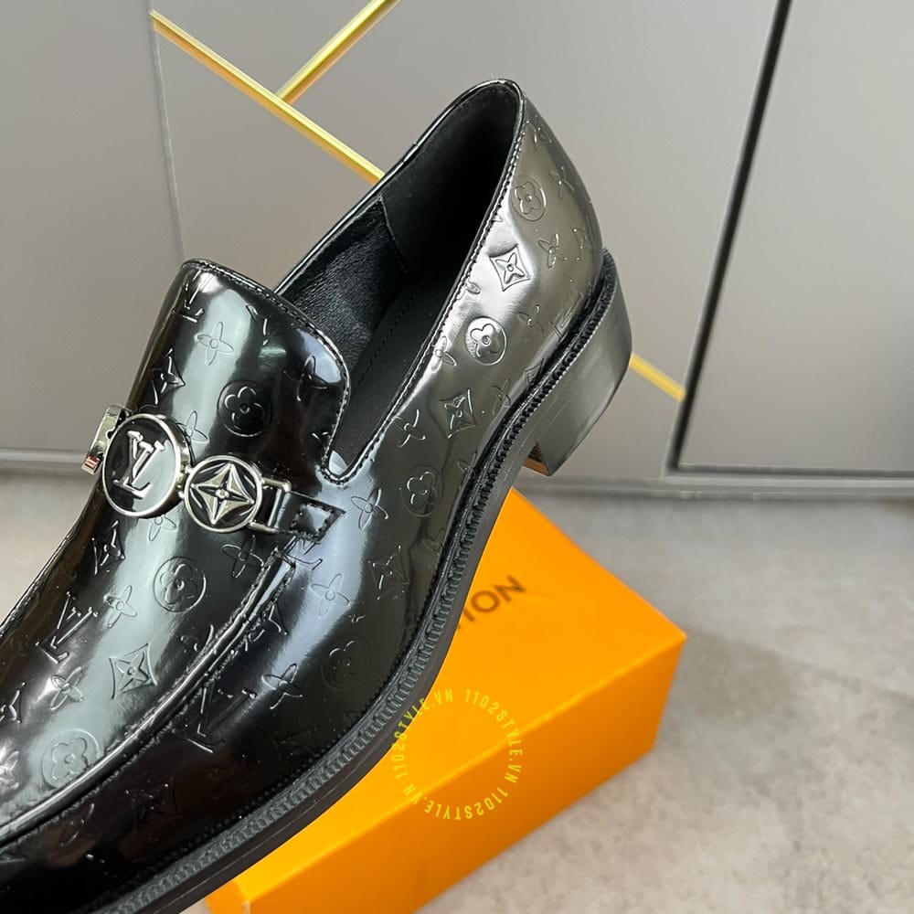 Chất liệu và độ hoàn thiện của Giày lười Louis Vuitton đen bóng full họa tiết siêu cấp