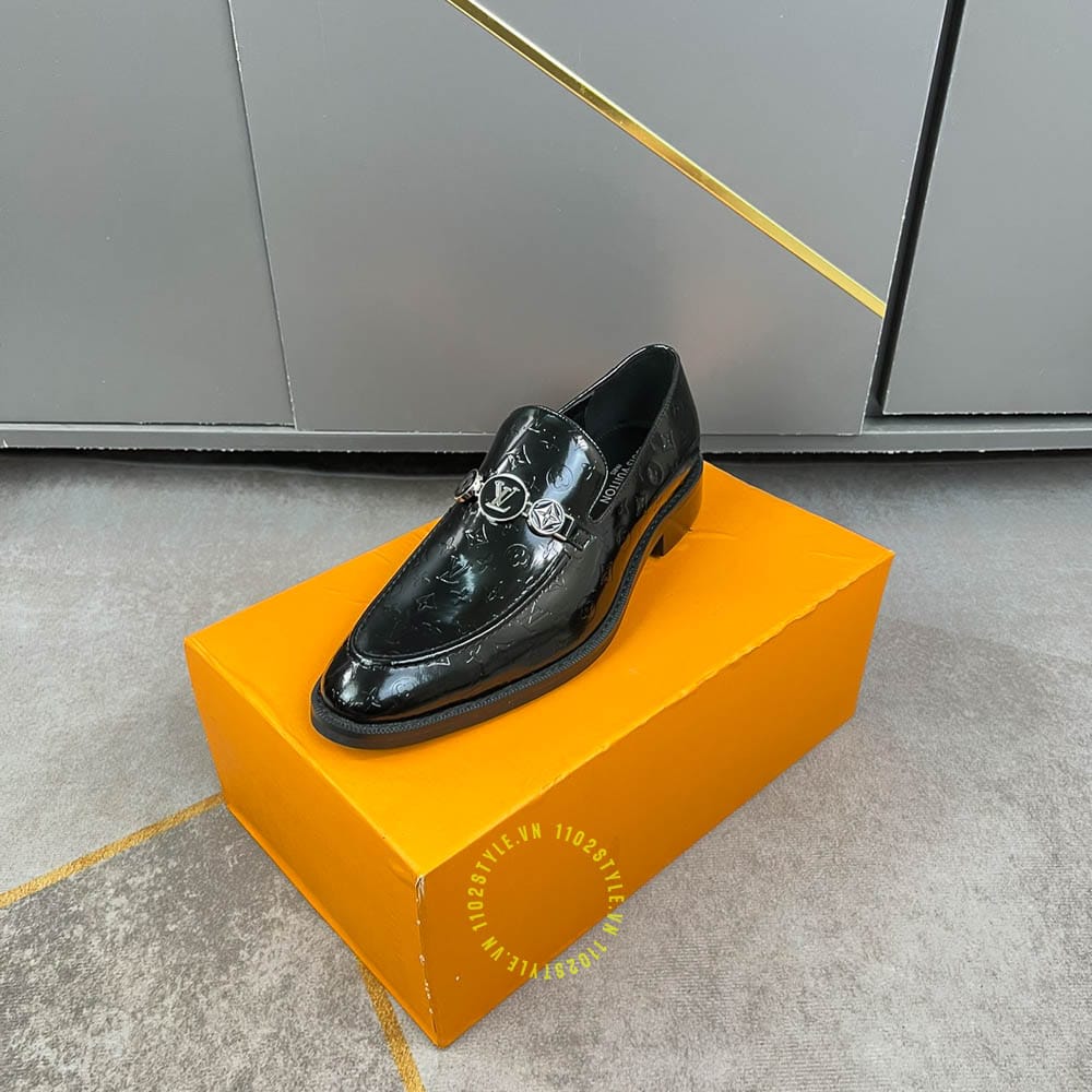 Màu sắc sang trọng của Giày lười Louis Vuitton đen bóng full họa tiết siêu cấp