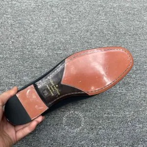 Giày nam hàng hiệu Louis Vuitton màu đen logo kim loại - Hình ảnh 9