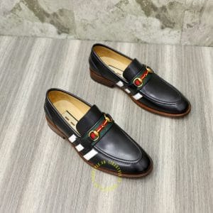 Giày Gucci nam da đen sần họa tiết sọc trắng logo vàng - Hình ảnh 3