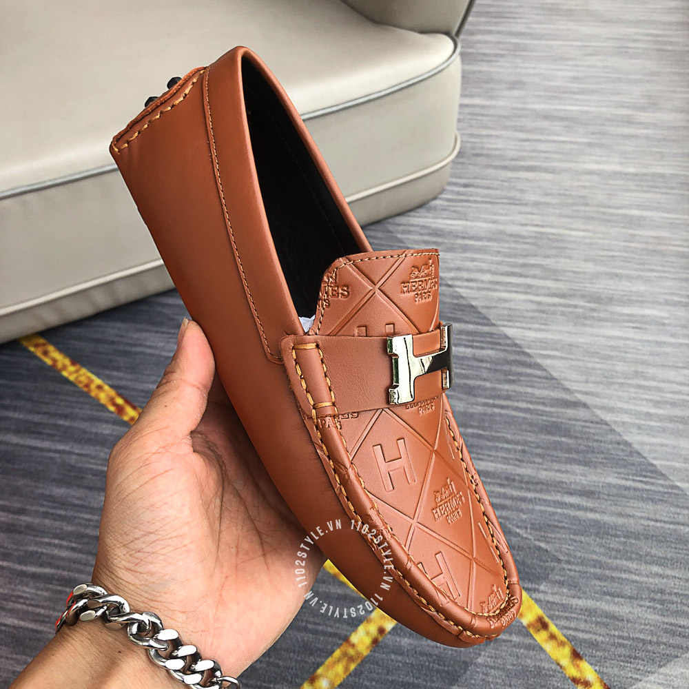 chất liệu da của đôi giày hermes màu cam