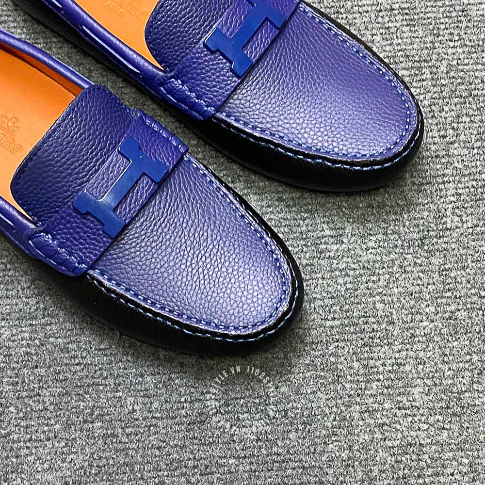 Chất liệu da của đôi giày Hermes màu đen phối xanh