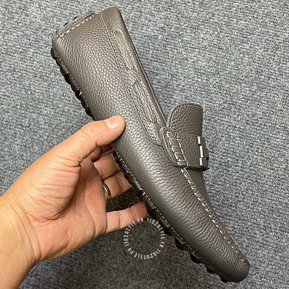 Chất liệu da của đôi giày Hermes màu ghi